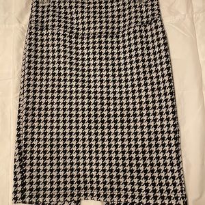 Size 1 Houndstooth knee length skirt